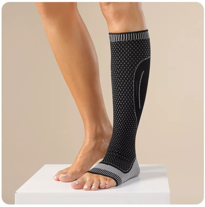 Calf Compression Sleeves - Leg Compression Socks for Runners, Shin Splint,  Varicose Vein & Calf Pain Relief - Calf Guard Great for Running, Cycling,  Maternity, Travel, Nurses (Black,Small) : : Health 